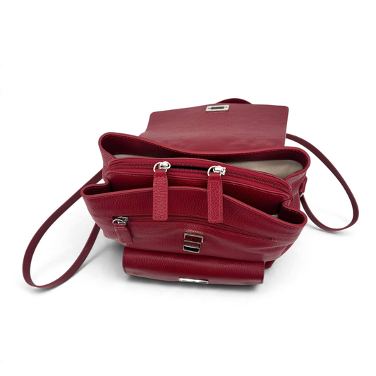 Zaino Amatì Corallo in pelle martellata color rosso scuro con chiusura a zip e patta frontale