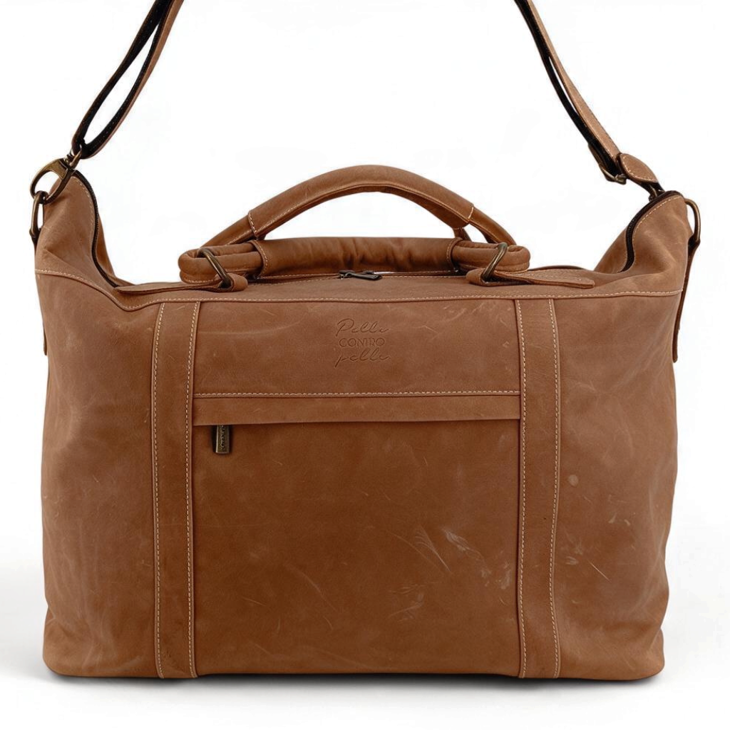 Borsone da viaggio Amatì Perseo in vera pelle marrone con tasca frontale e tracolla, design artigianale italiano.
