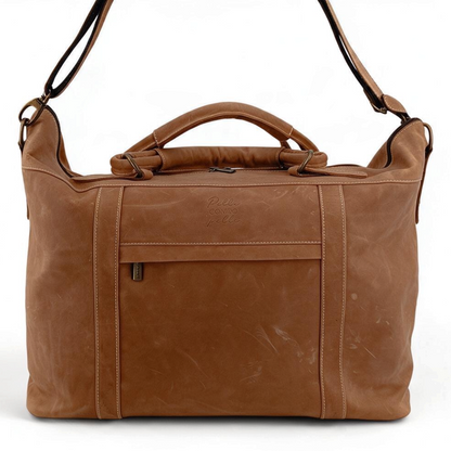 Borsone da viaggio Amatì Perseo in vera pelle marrone con tasca frontale e tracolla, design artigianale italiano.