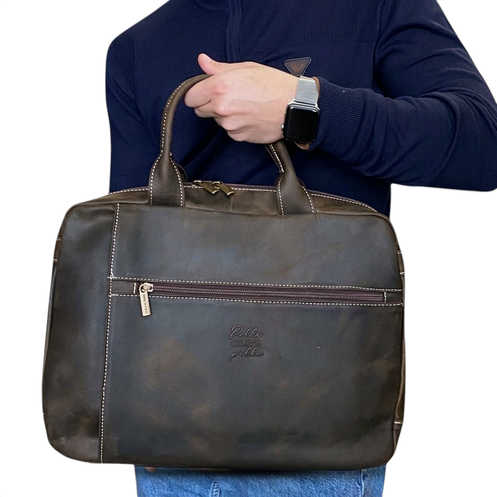 Borsa 3-in-1 Amatì Ares Mini in vera pelle ingrassata marrone, portata a mano come cartella elegante.