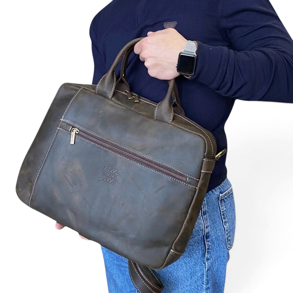 Amatì Ares Mini, cartella zaino 3-in-1 in vera pelle ingrassata marrone con tasca frontale e manici, stile artigianale.