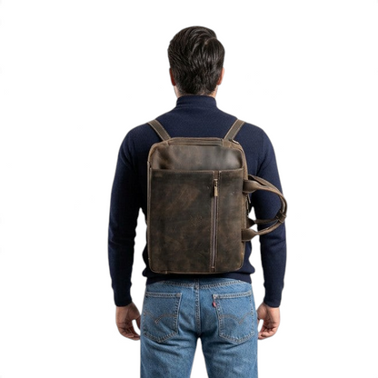 Uomo indossa zaino Amatì Ares Mini 3-in-1 in vera pelle ingrassata marrone con spallacci e tasca frontale con zip
