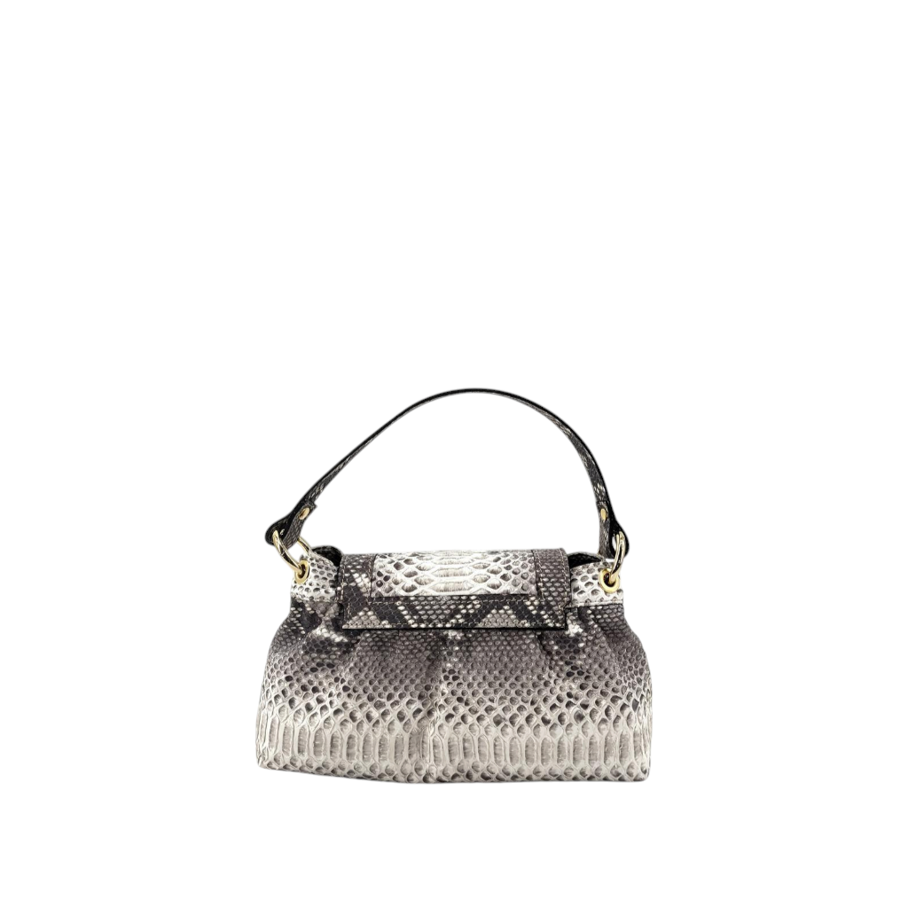 Borsa Amatì Ambra in pregiata pelle di pitone grigia con manico e dettagli in metallo dorato, design artigianale.