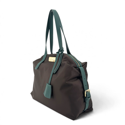 Borsa Amatì Aria in nylon marrone con manici e dettagli in pelle verde, design Made in Italy elegante e capiente