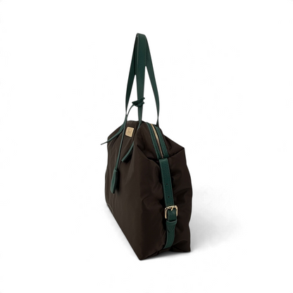 Borsa a spalla Amatì Aria in nylon marrone con manici e dettagli in pelle verde, design Made in Italy