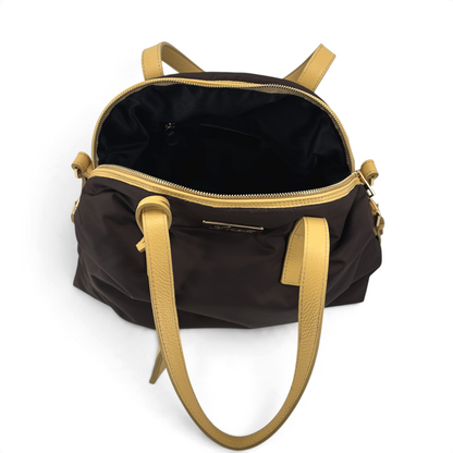 Borsa Amatì Aria in nylon marrone con manici a spalla in pelle color crema, vista dall'alto dell'interno foderato.