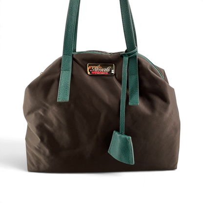 Borsa a spalla Amatì Aria in nylon marrone con manici in pelle verde e placca logo metallica, design Made in Italy