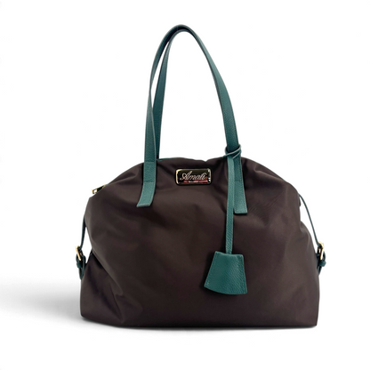 Borsa a spalla Amatì Aria in nylon marrone con manici in pelle verde, design Made in Italy elegante e capiente