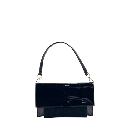 Borsa a spalla Amatì modello Dea in eco vernice nera lucida con dettagli a catena dorata, design elegante e compatto.