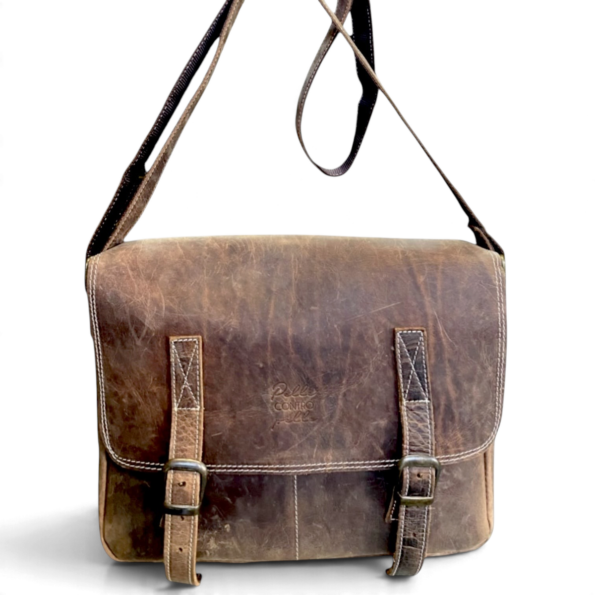 Borsa messenger Amatì modello Dante in cuoio anticato marrone con fibbie frontali e tracolla regolabile