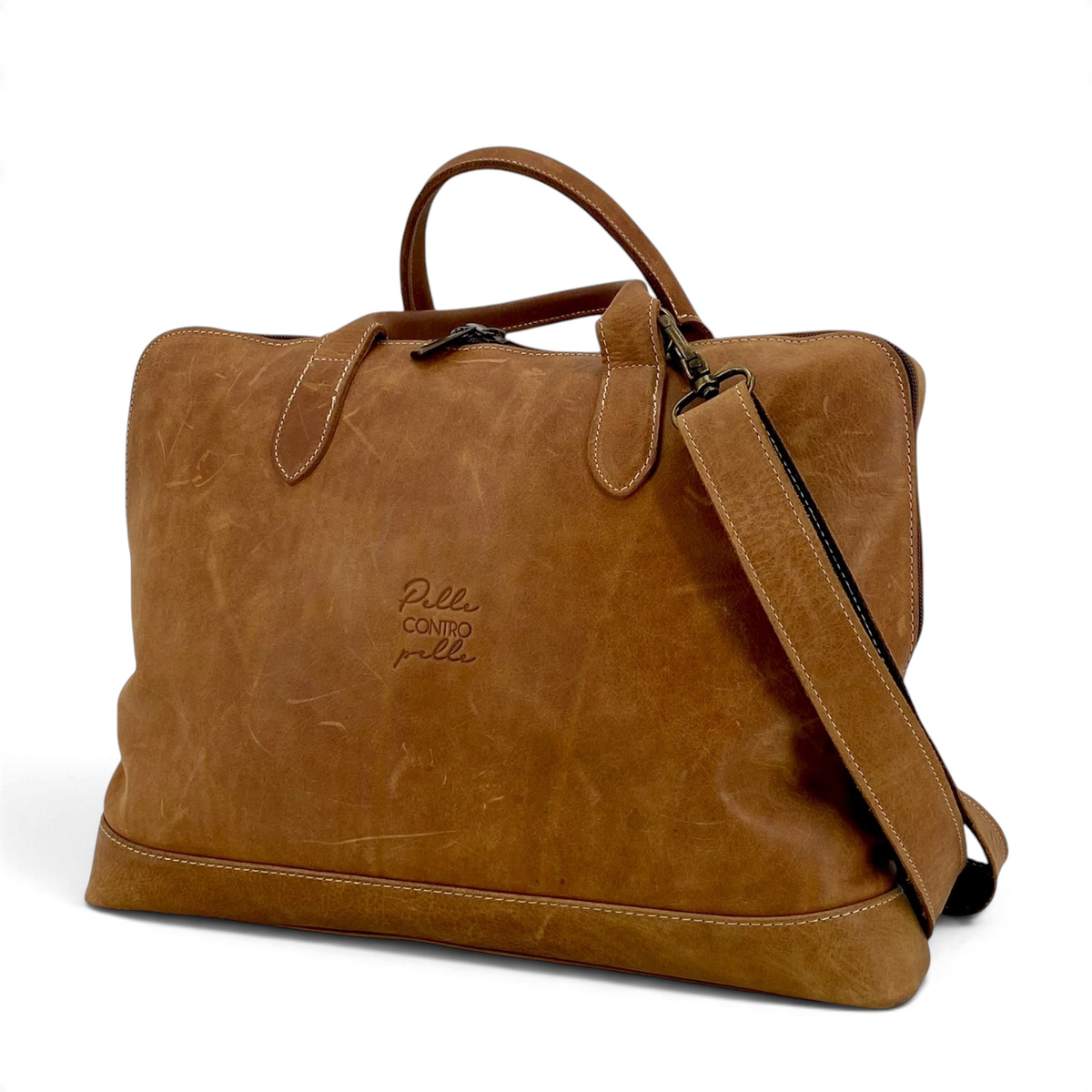 Borsa messenger Amatì Maat in pelle ingrassata color cuoio con tracolla regolabile e dettagli artigianali italiani