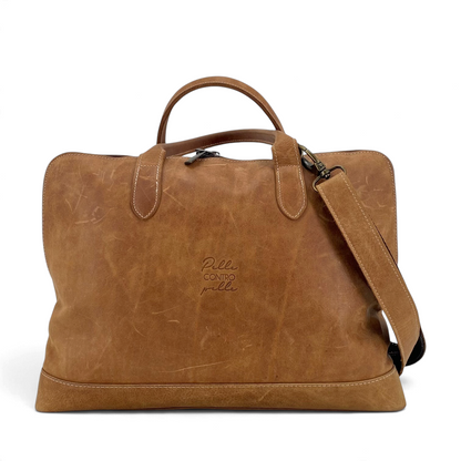 Borsa messenger Amatì Maat in pelle ingrassata color cuoio con tracolla regolabile e dettagli artigianali italiani