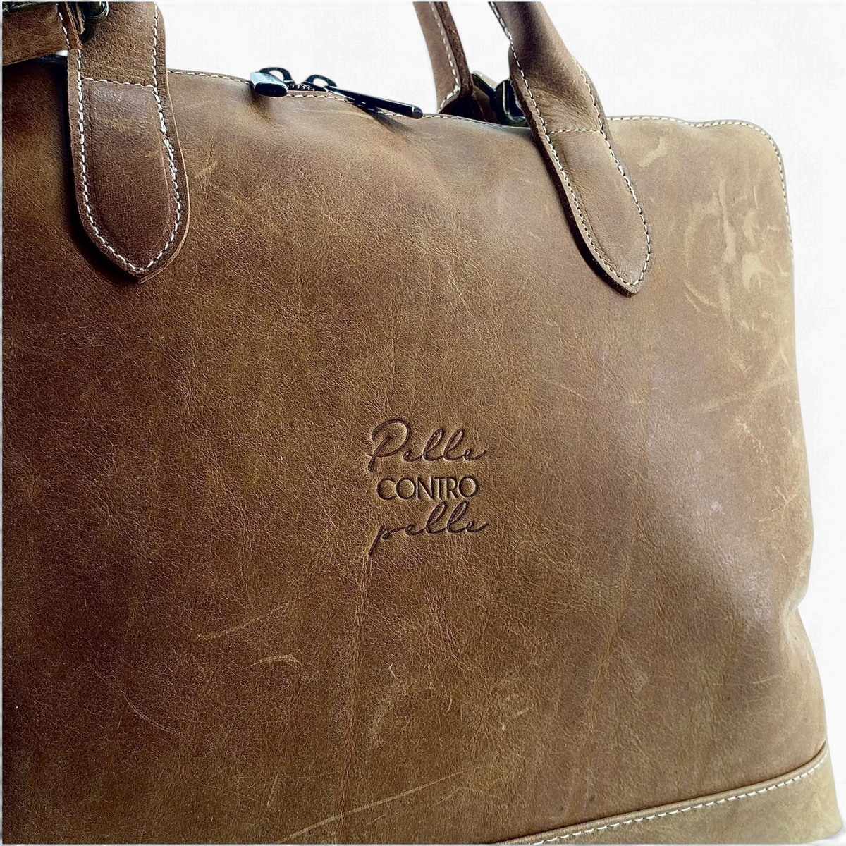 Borsa messenger Amatì Maat in pelle ingrassata marrone con logo impresso e cuciture a contrasto
