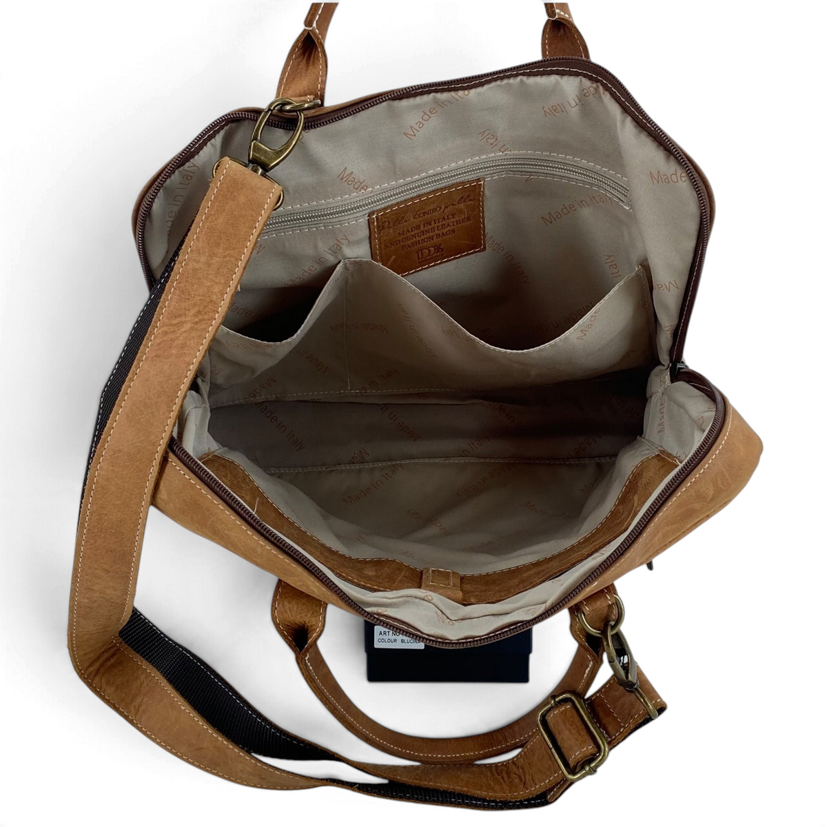 Interno della borsa messenger Amatì Maat in pelle ingrassata color cuoio con scomparti organizzati e tracolla