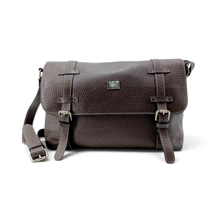 Borsa messenger Amatì Hermes in pelle bucciata marrone scuro con chiusure magnetiche e tracolla regolabile