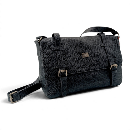 Borsa messenger Amatì Hermes in pelle bucciata nera con tracolla regolabile e chiusure magnetiche, stile artigianale