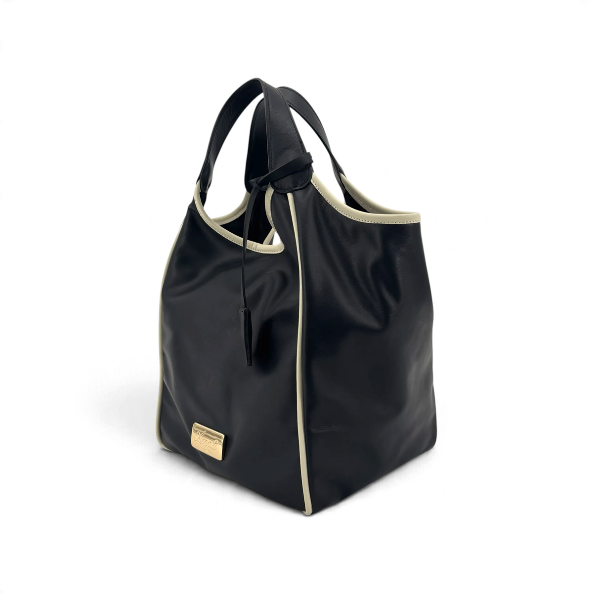 Borsa Amatì Nuvola nera in pelle con profili a contrasto color crema e placchetta dorata frontale