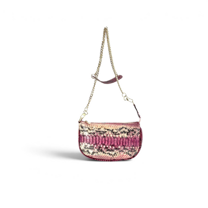 Borsa Amatì Perla in vero pitone fucsia con tracolla a catena oro removibile, design versatile Made in Italy.