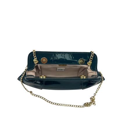 Borsa pochette Amatì Queen in eco vernice ottanio con chiusura a scatto e tracolla a catena dorata removibile