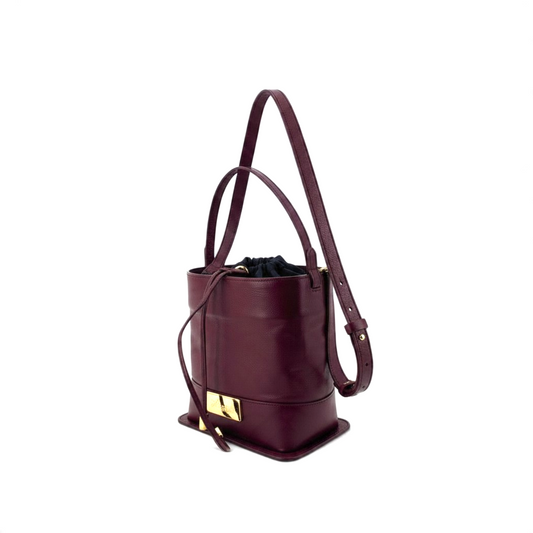Borsa a secchiello Amatì bordeaux con tracolla regolabile, chiusura a coulisse e placca metallica dorata frontale