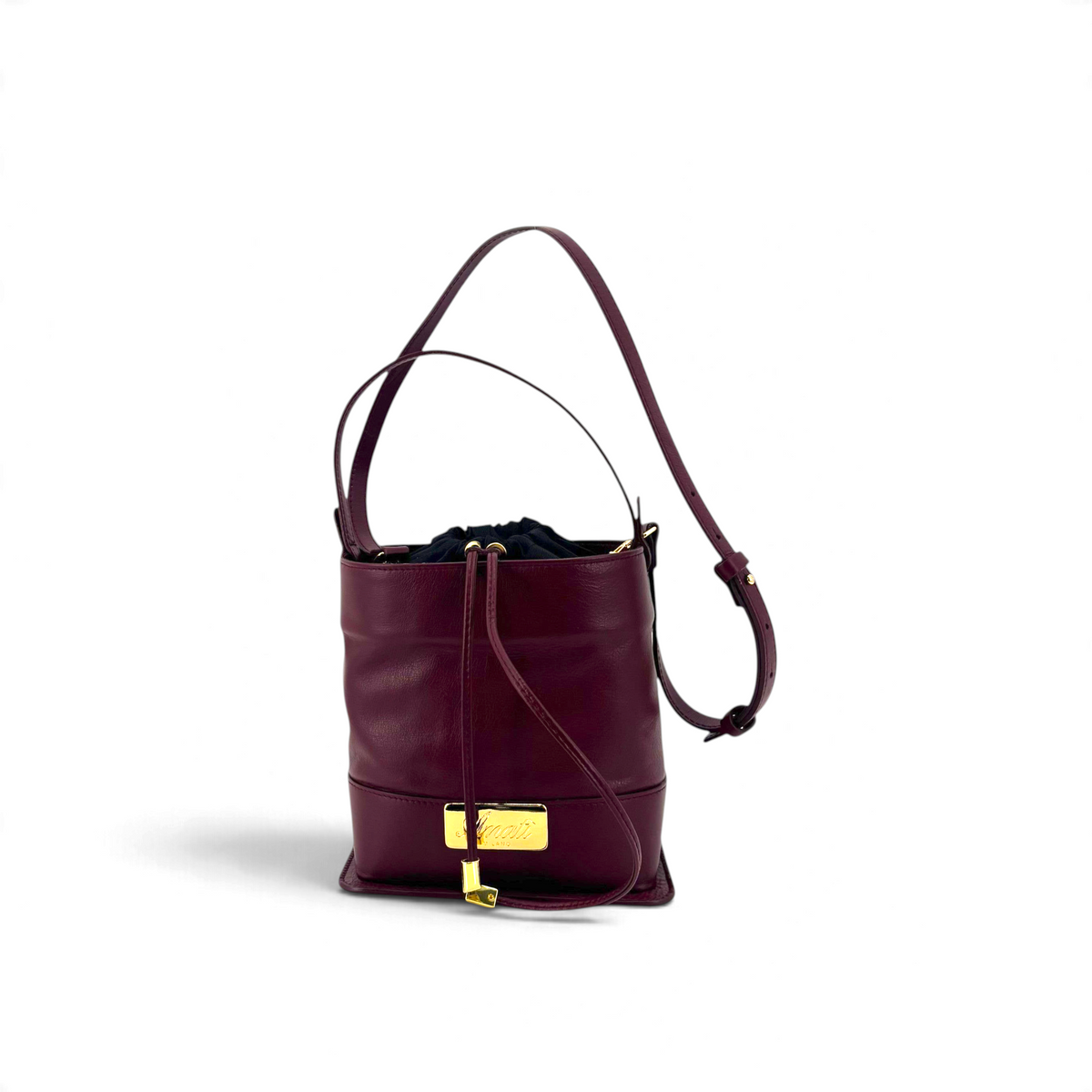 Borsa a secchiello Amatì bordeaux con chiusura a coulisse, placca metallica dorata e tracolla regolabile