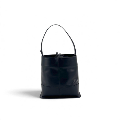 Borsa a secchiello Amatì nera in pelle con struttura rigida, manico superiore e chiusura a coulisse