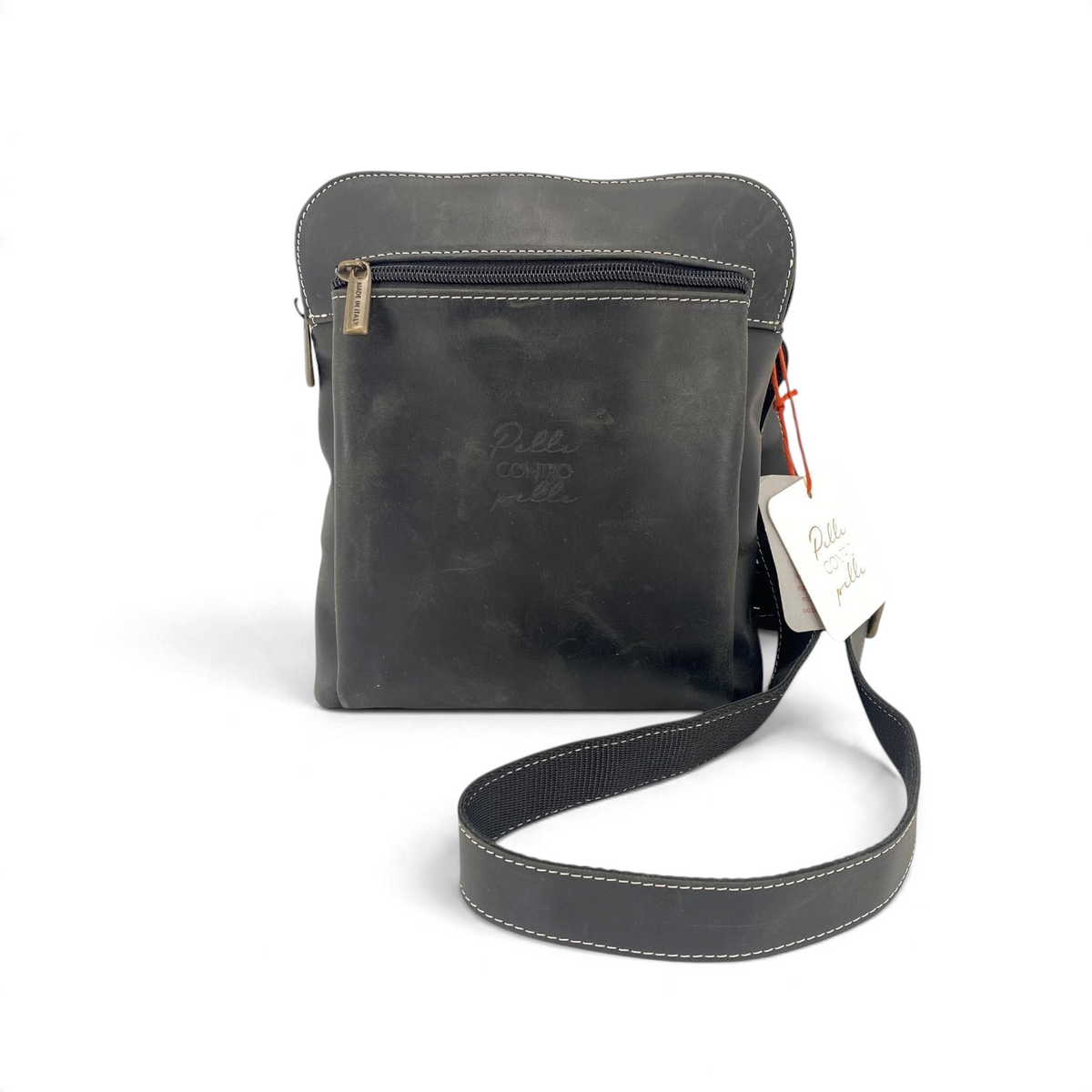 Borsa a tracolla Amatì modello Carlo in vera pelle ingrassata nera con cuciture a contrasto e tasca frontale con zip