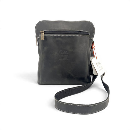 Borsa a tracolla Amatì modello Carlo in vera pelle ingrassata nera con cuciture a contrasto e tasca frontale con zip