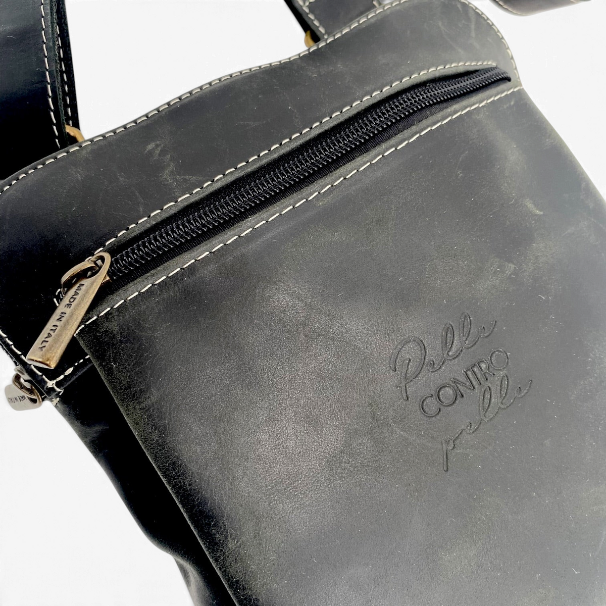 Borsa a tracolla da uomo Amatì Carlo in vera pelle ingrassata nera con cuciture a contrasto e tasca frontale con zip