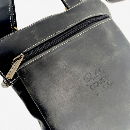 Borsa a tracolla da uomo Amatì Carlo in vera pelle ingrassata nera con cuciture a contrasto e tasca frontale con zip
