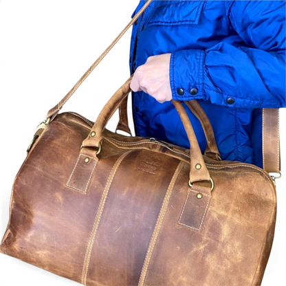 Borsone da viaggio Amatì modello Ulisse in vera pelle marrone artigianale con manici e tracolla regolabile