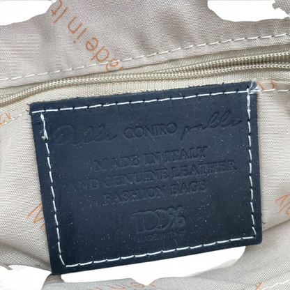 Etichetta interna in pelle Amatì su borsa Carlo con cuciture a contrasto e scritta Made in Italy