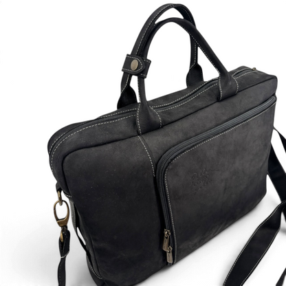 Cartella zaino 3-in-1 Amatì in vera pelle ingrassata nera con cuciture a contrasto, ideale per lavoro e viaggi.