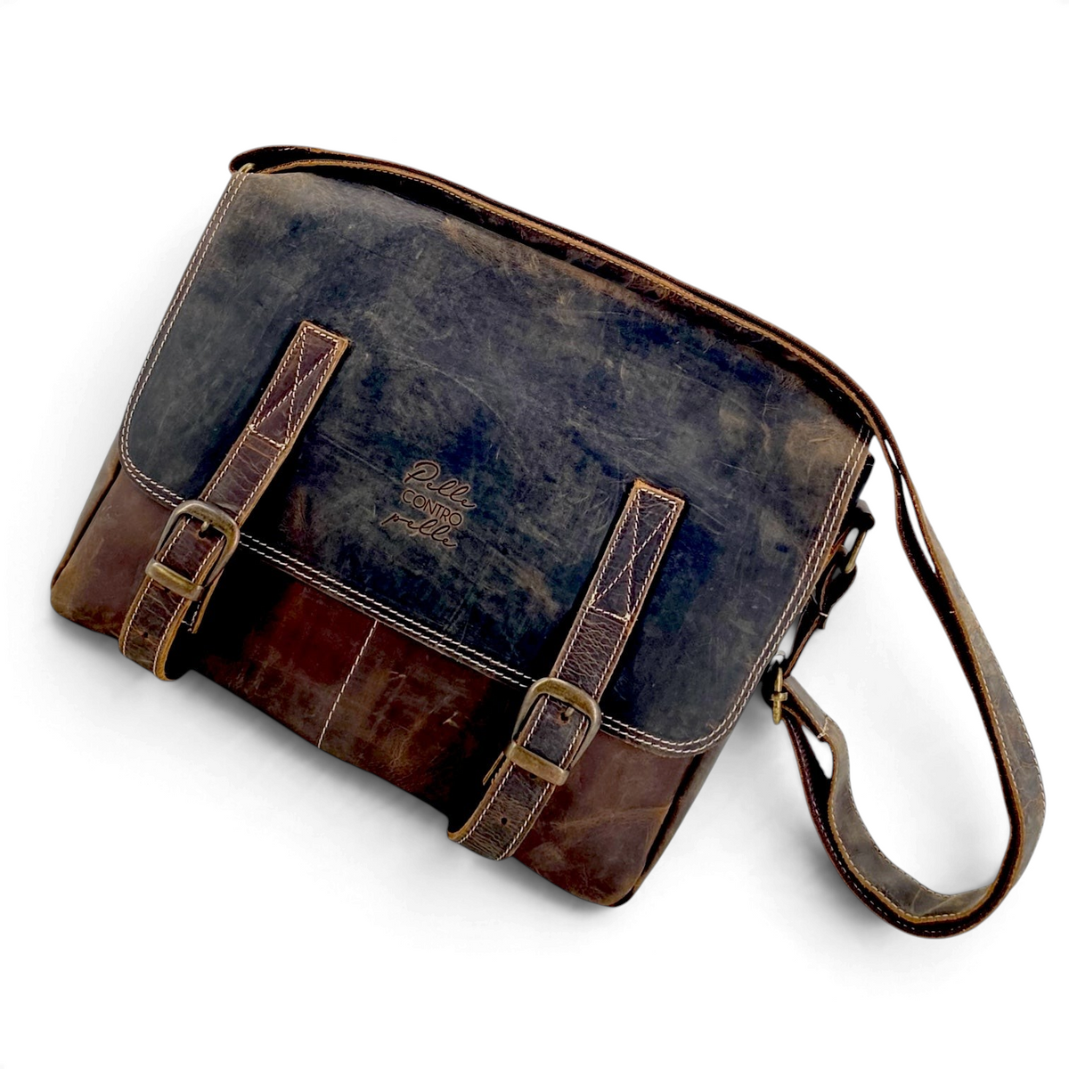 Borsa messenger Amatì Dante in cuoio anticato marrone con fibbie, design artigianale italiano e tracolla regolabile.