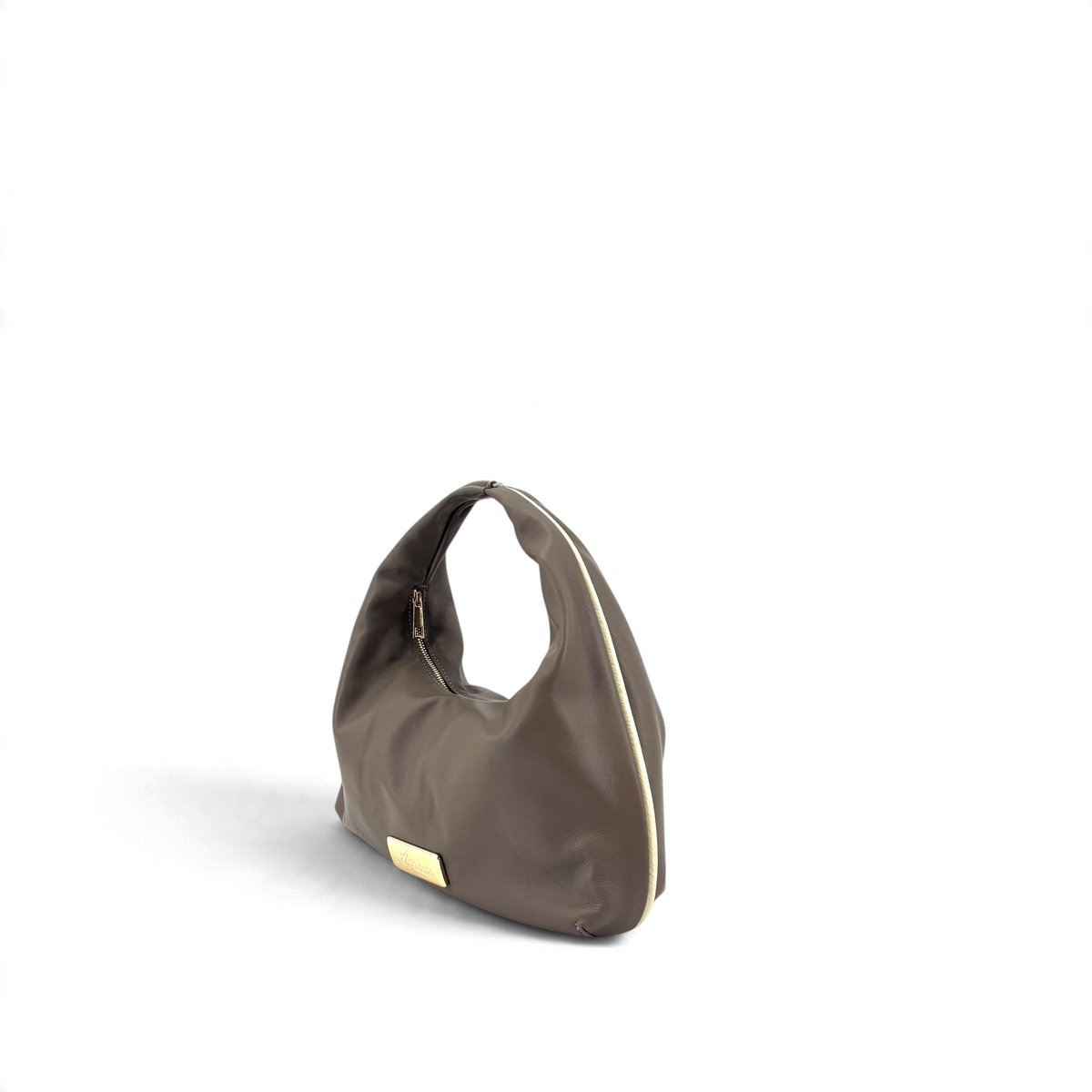 Borsa a spalla Amatì Fiammetta color tortora in pelle morbida con dettagli dorati e chiusura a zip