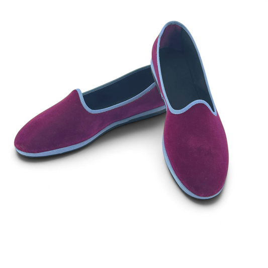 Friulane Amatì in velluto viola con profili a contrasto azzurri, calzature artigianali Made in Italy.