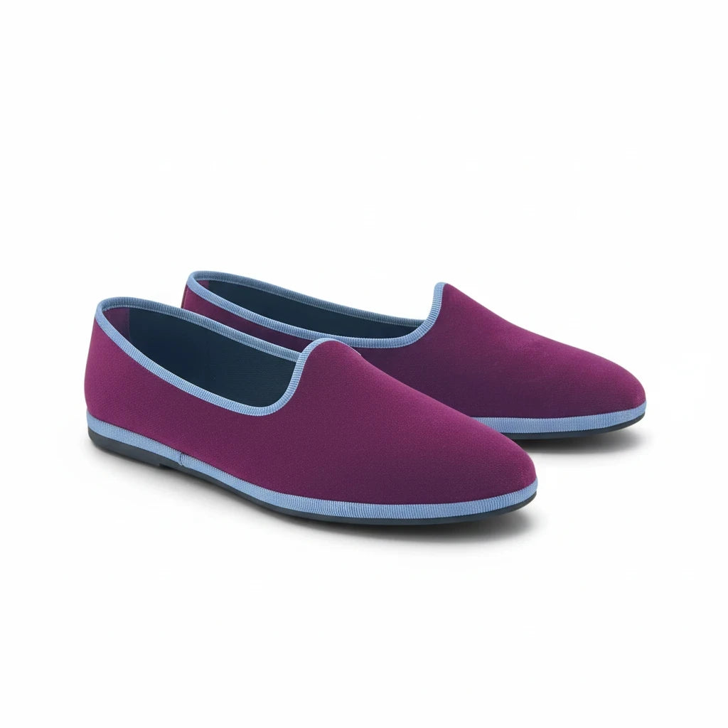 Friulane Amatì in velluto viola con profili azzurri, calzature artigianali italiane dal design elegante e flessibile.