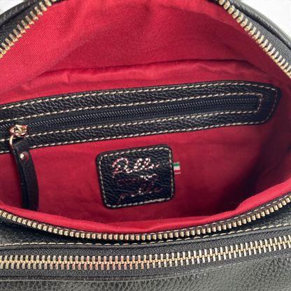 Interno del marsupio Amatì Oregon in pelle martellata nera con fodera in cotone rosso e tasca interna con zip