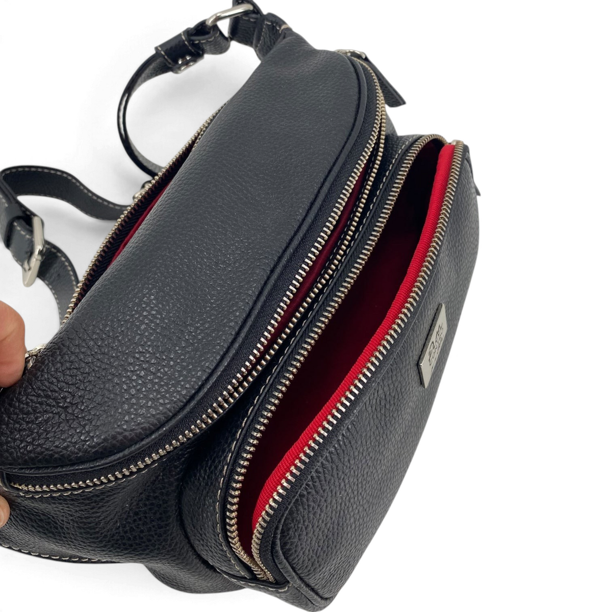 Marsupio Amatì Oregon in pelle martellata nera con fodera interna rossa e tasche con cerniera, stile artigianale