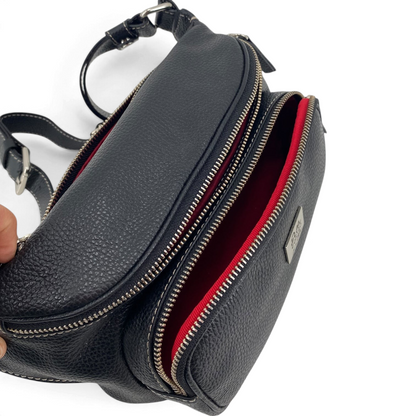 Marsupio Amatì Oregon in pelle martellata nera con fodera interna rossa e tasche con cerniera, stile artigianale
