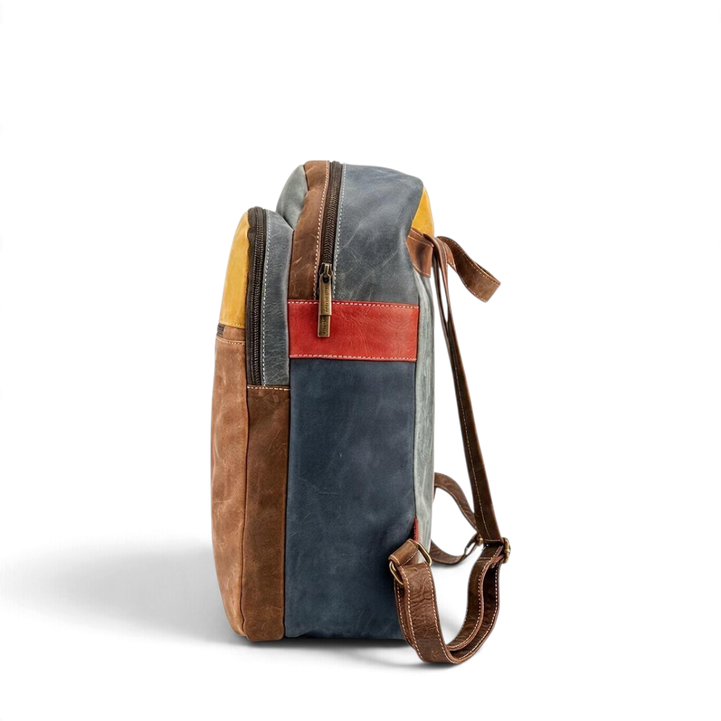 Zaino Amatì Zeus in vera pelle bovina multicolore con finitura ingrassata, vista laterale con tasche e spallacci.